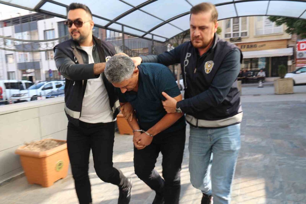 Eskişehir'de 5 yaşındaki çocuğunu markette tekmeleyen 49 yaşındaki C.E., Emniyet'teki