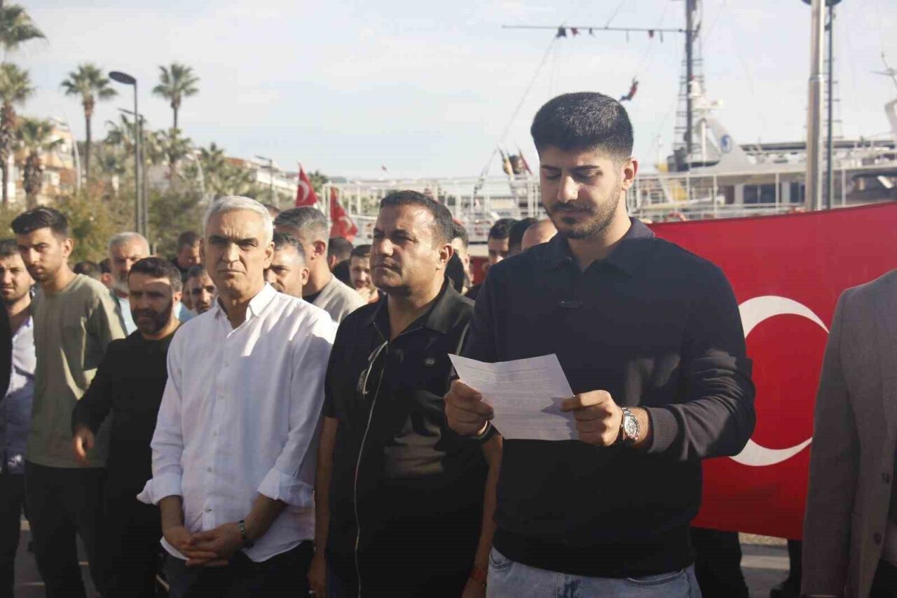 Marmaris'teki kapalı çarşı esnafı, üst yapıların kaldırılması projesine tepki göstererek