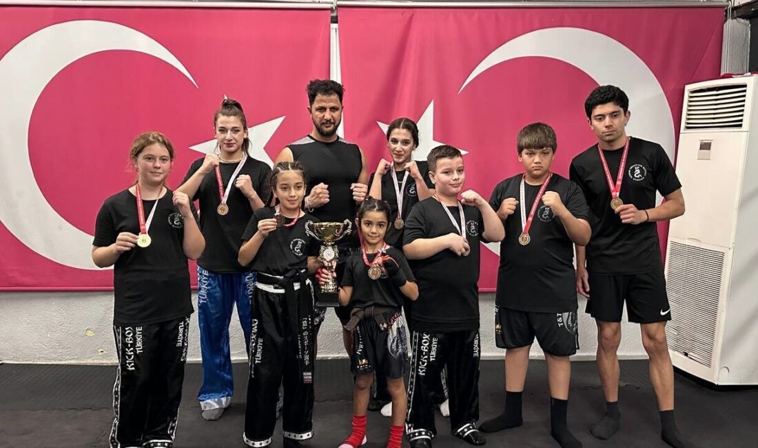 Marmarisli Kickboks Sporcuları Cumhuriyet Kupası’nda 11 Madalya ve Bir Kupa Kazanarak İlçeye Gurur Yaşattı Muğla'nın Marmaris ilçesindeki Terkan Ercan Kickboks Kulübü, Cumhuriyet Kupası'ndan 11