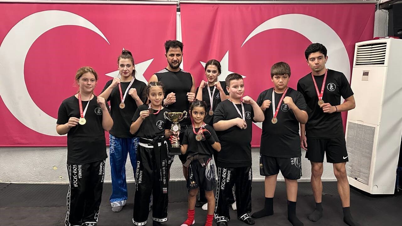 Muğla'nın Marmaris ilçesindeki Terkan Ercan Kickboks Kulübü, Cumhuriyet Kupası'ndan 11