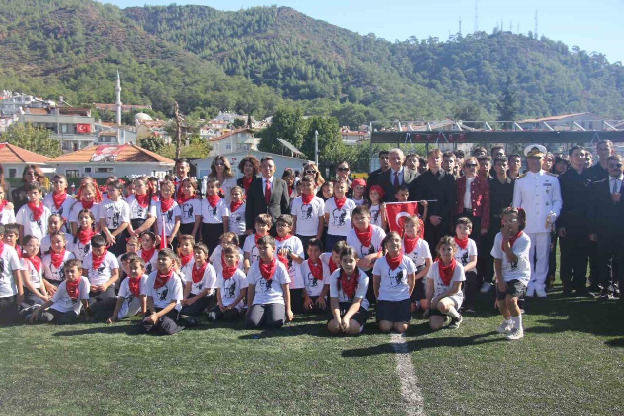 Muğla'nın Marmaris ilçesinde, Türkiye Cumhuriyeti’nin 102. kuruluş yıl dönümü coşkuyla