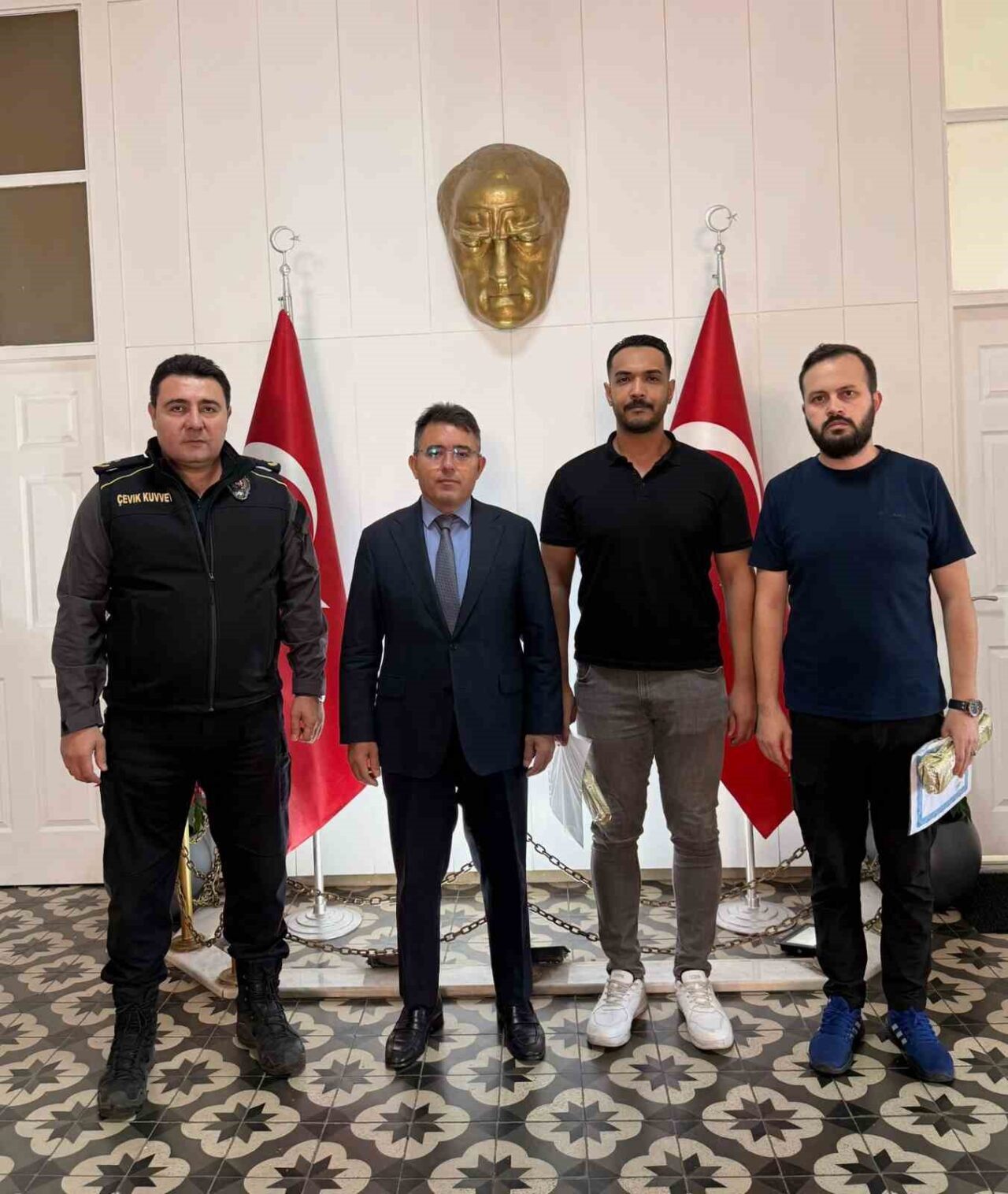 Marmaris'te bir kadını silahlı saldırıdan koruyan polis ekipleri, Kaymakam Nurullah