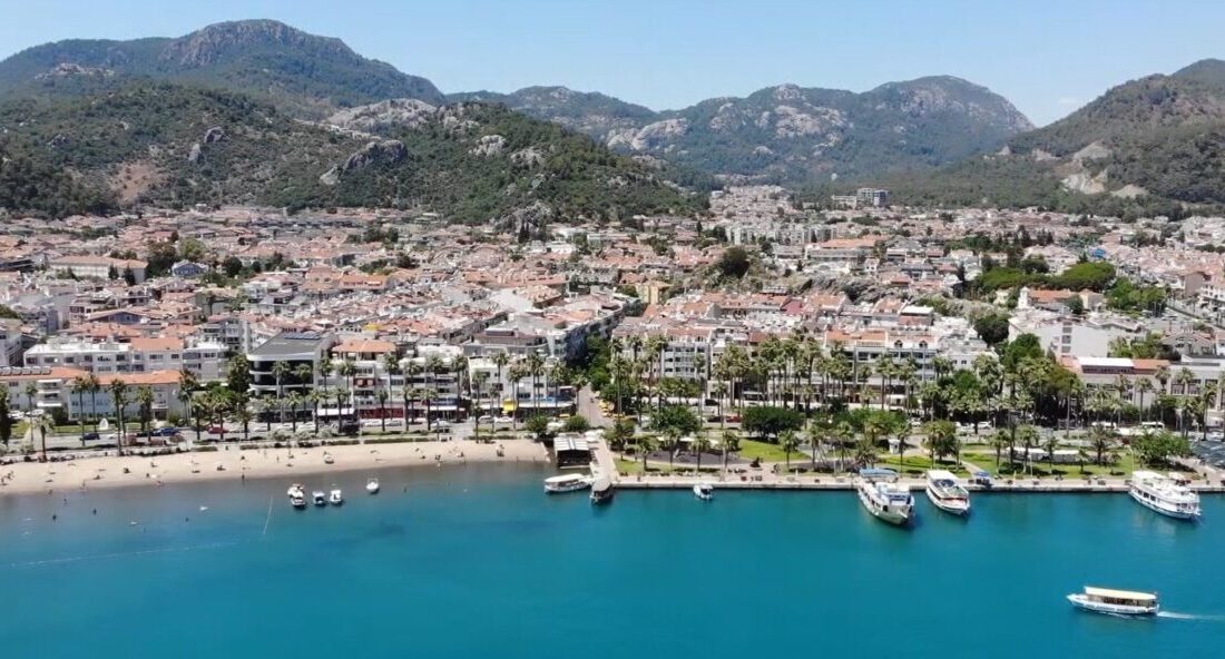 Marmaris’teki Emlak Pazarında Düşüş, Göç ve Konut Sıkıntısı Gözlemleniyor Marmaris Emlakçılar Derneği Başkanı Bahadır Batum, Marmaris'teki konut satışlarının azaldığını,