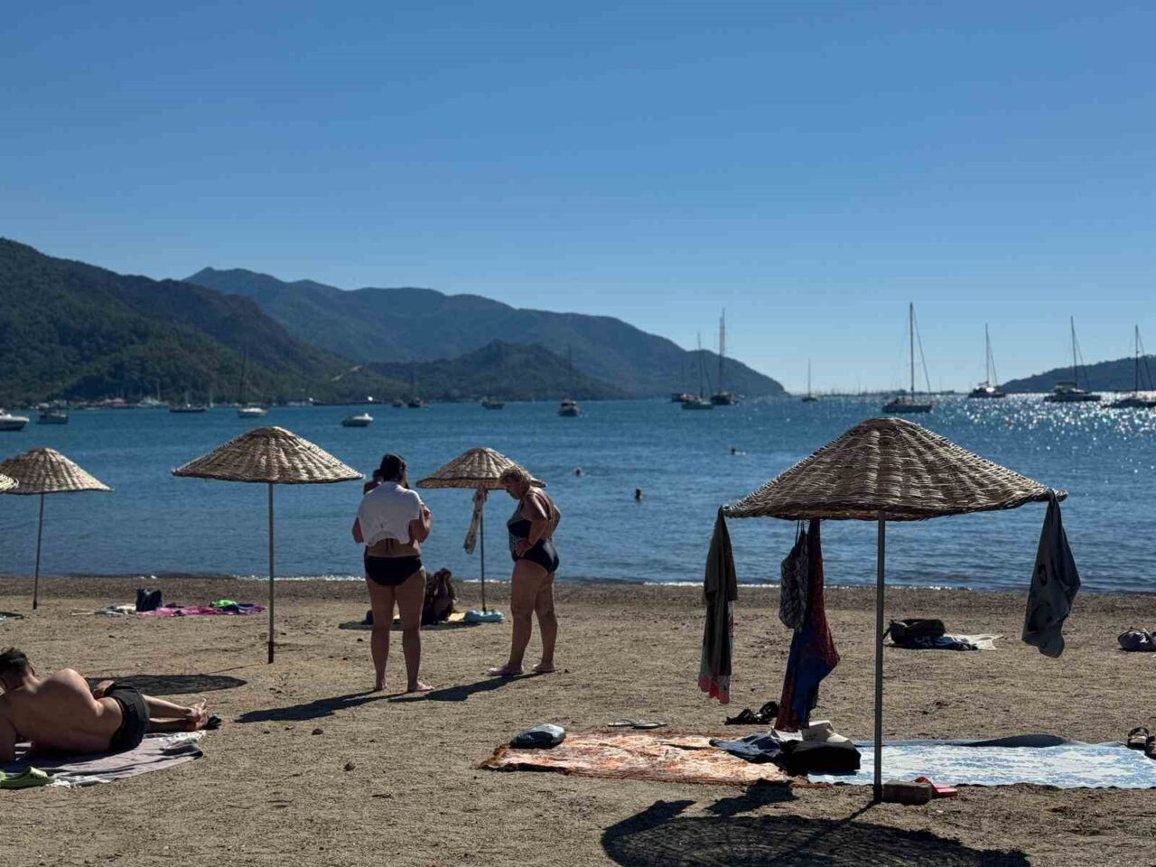 Muğla'nın Marmaris ilçesinde yaz sıcaklıkları 22-27 derece arasında seyrediyor. Yerli