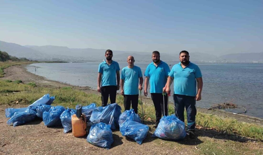Kocaeli’de Mavi Takım, Sahil Temizliği ile Doğaya Destek Olmaya Devam Ediyor Kocaeli Büyükşehir Belediyesi'ne bağlı Mavi Takım, çevre temizliği için düzenli