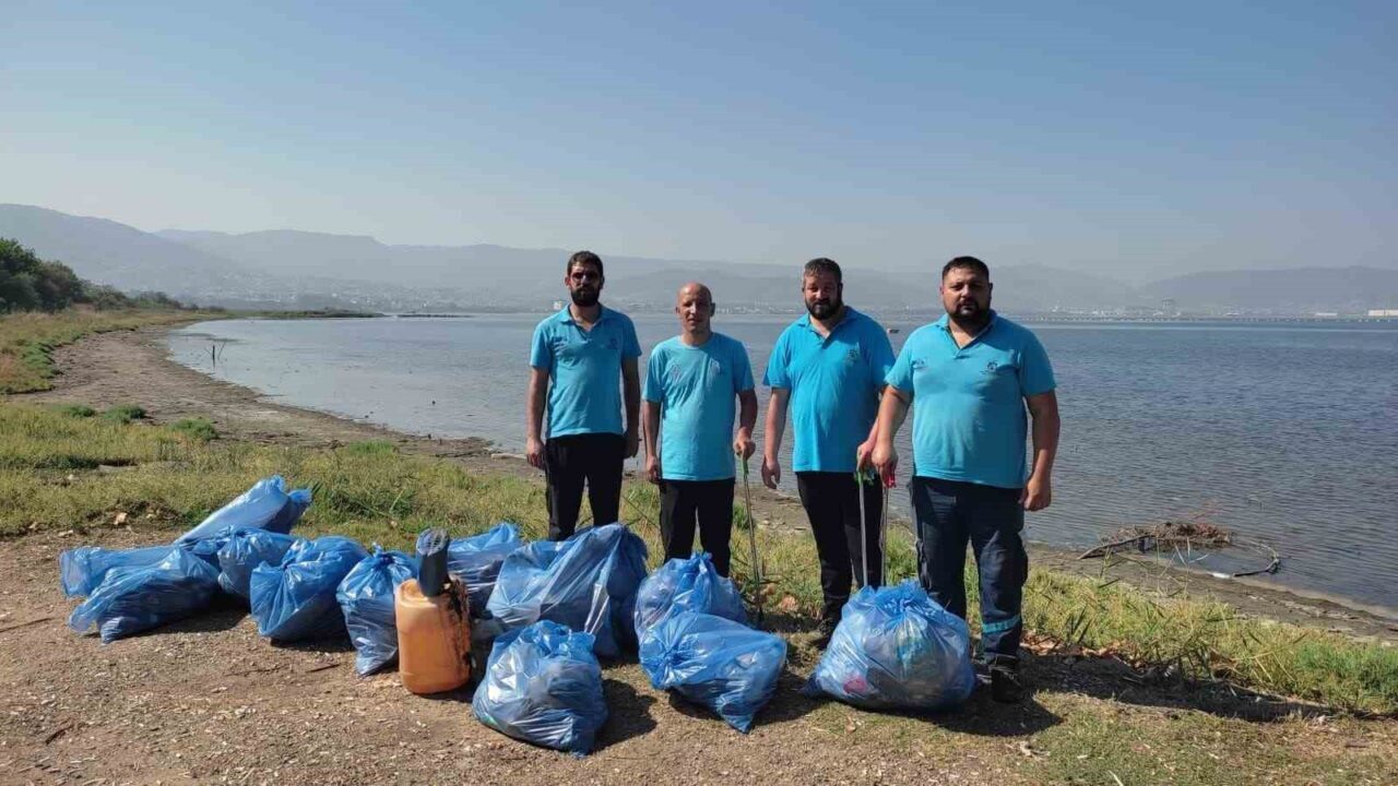 Kocaeli Büyükşehir Belediyesi'ne bağlı Mavi Takım, çevre temizliği için düzenli