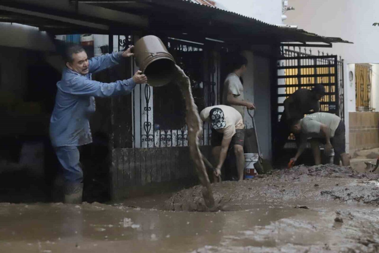 Meksika'da meydana gelen sel felaketi sonucu can kaybı 64'e, kayıp