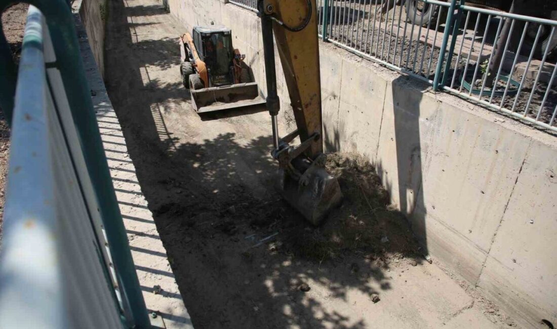 Melikgazi Belediyesi, Şiddetli Yağışlara Karşı Taşkın Kanallarında Temizlik Çalışmaları Başlattı Melikgazi Belediyesi, sonbahar yağışları öncesi taşkın suyu kanallarında temizlik çalışmaları