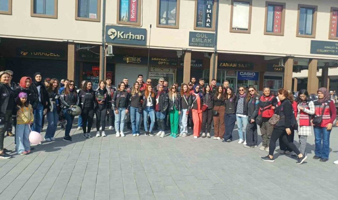 Balıkesir’deki kadın motosiklet sürücüleri, meme kanseri farkındalığı için pembe balonlarla tur attı Balıkesir'de Motorcu10lar Kadınlar Kulübü, kadın sağlığı ve meme kanserine dikkat