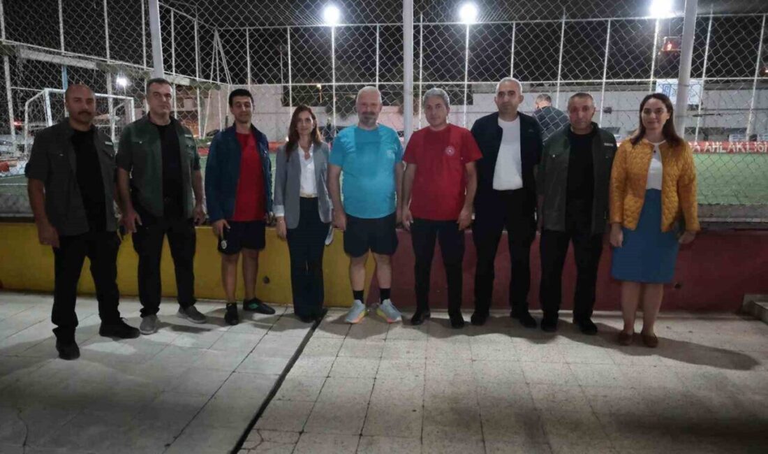 İzmir Menemen'de düzenlenen futbol müsabakasında, 14-18 yaş arası gençler ve