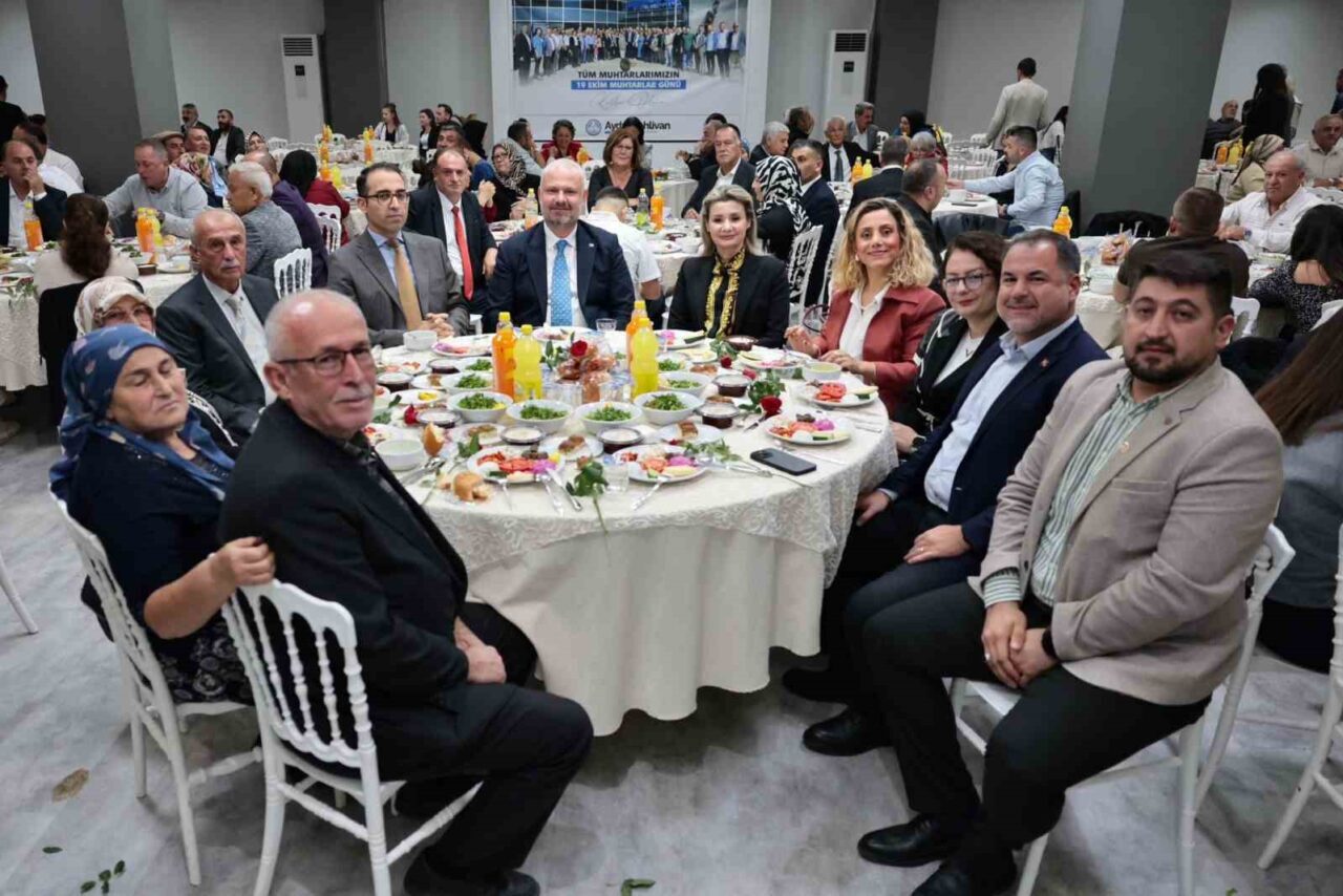 İzmir Menemen'de 19 Ekim Muhtarlar Günü, resmi törenlerle kutlandı. Menemen