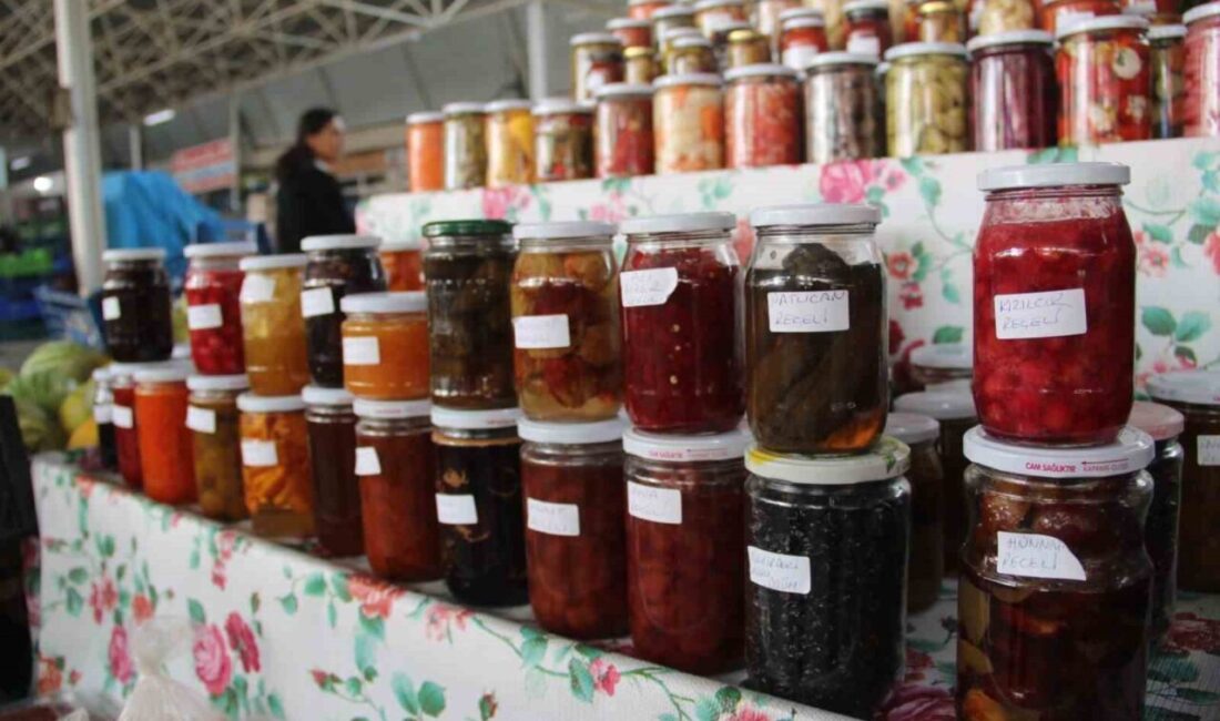 Menteşe Kapalı Pazaryeri'nde manavlık yapan Ebru Yaraş, katkısız ev yapımı