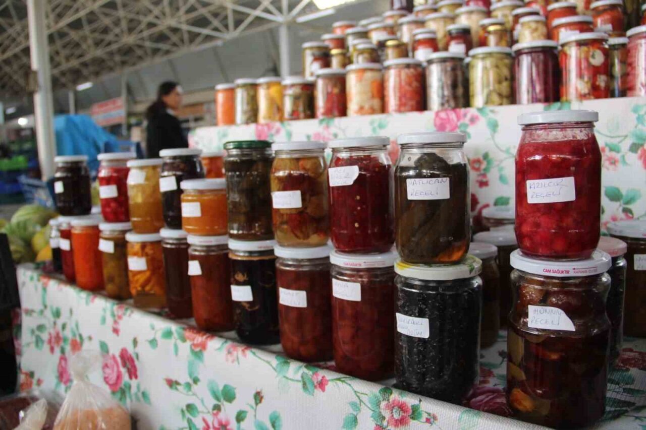 Menteşe Kapalı Pazaryeri'nde manavlık yapan Ebru Yaraş, katkısız ev yapımı