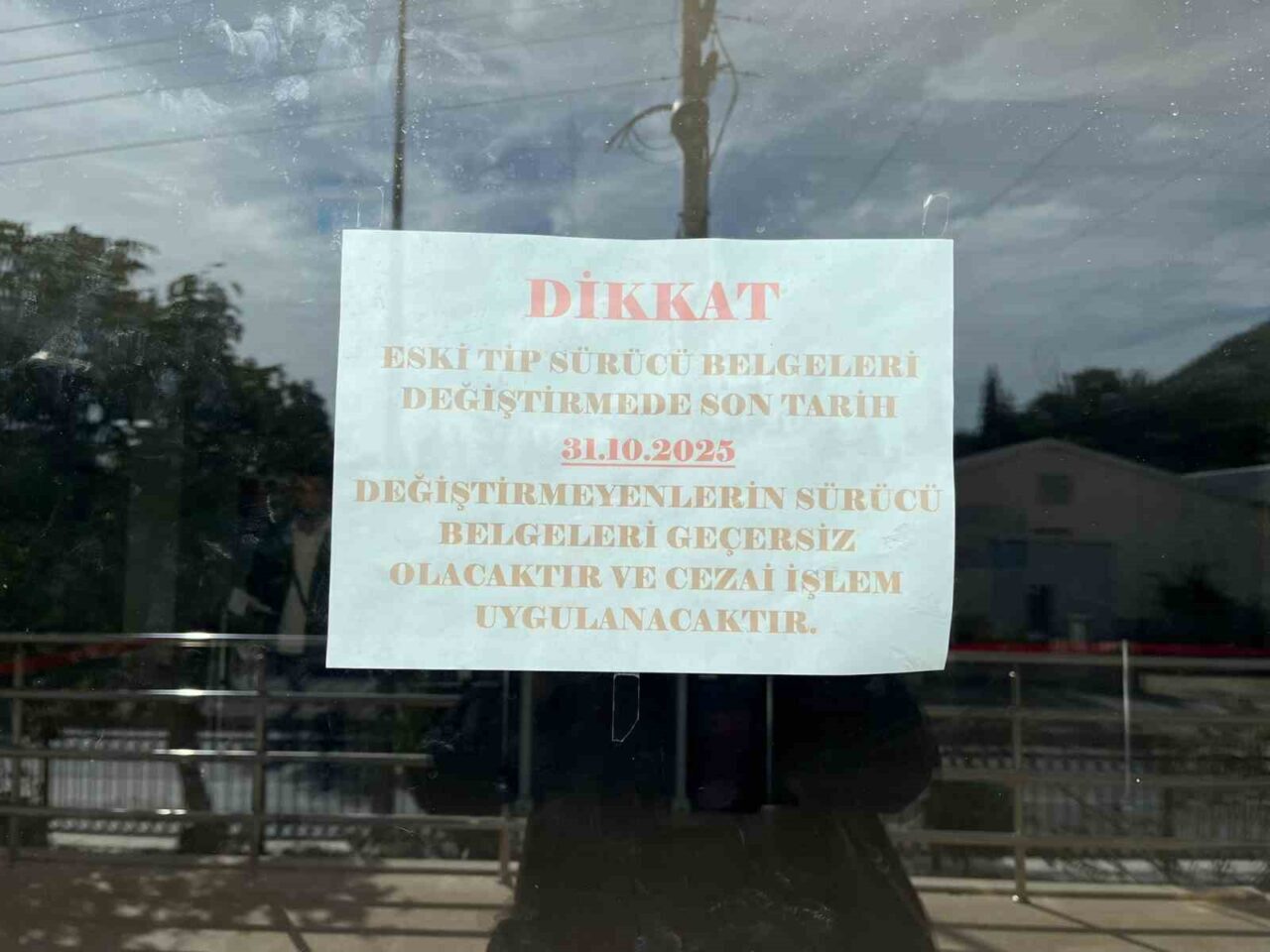 Menteşe'de eski tip ehliyetlerin yenilenmesi için son günde beklenen kalabalık