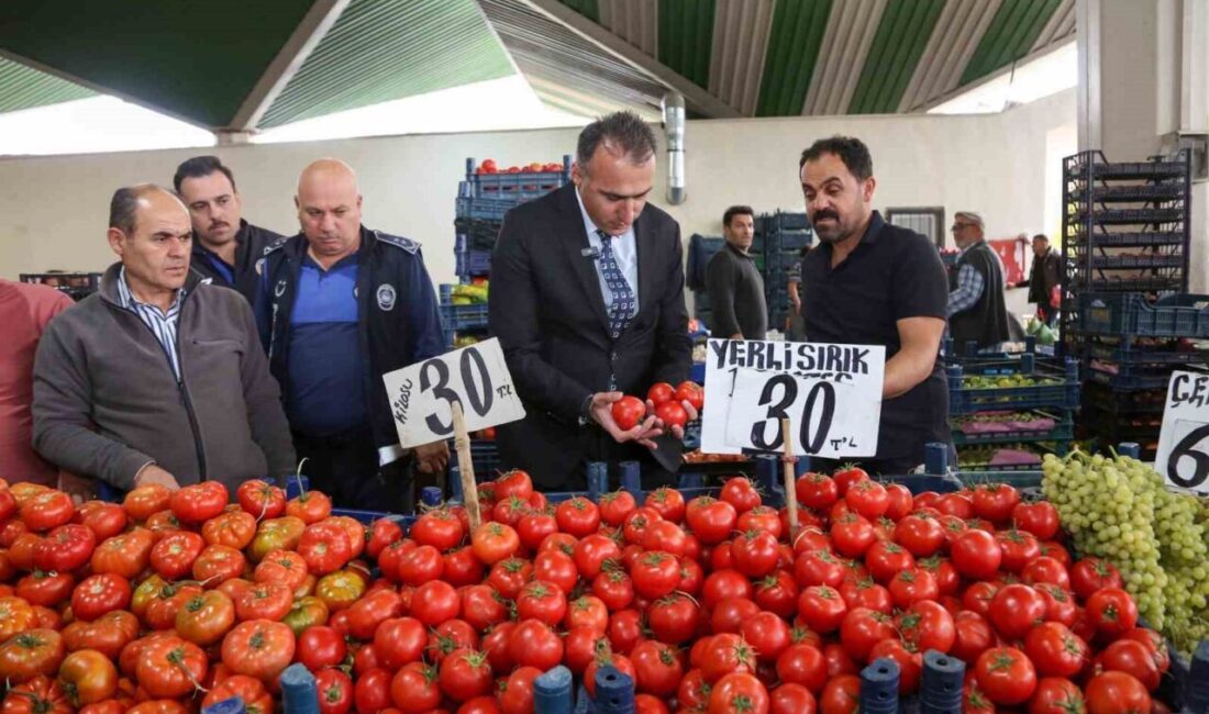 Meram Belediyesi Zabıta Ekipleri, Pazar Denetimleriyle Alışveriş Güvenliğini Artırıyor Konya'nın Meram İlçesi'nde Zabıta Müdürlüğü, semt pazarlarında sağlıklı alışverişi güvence