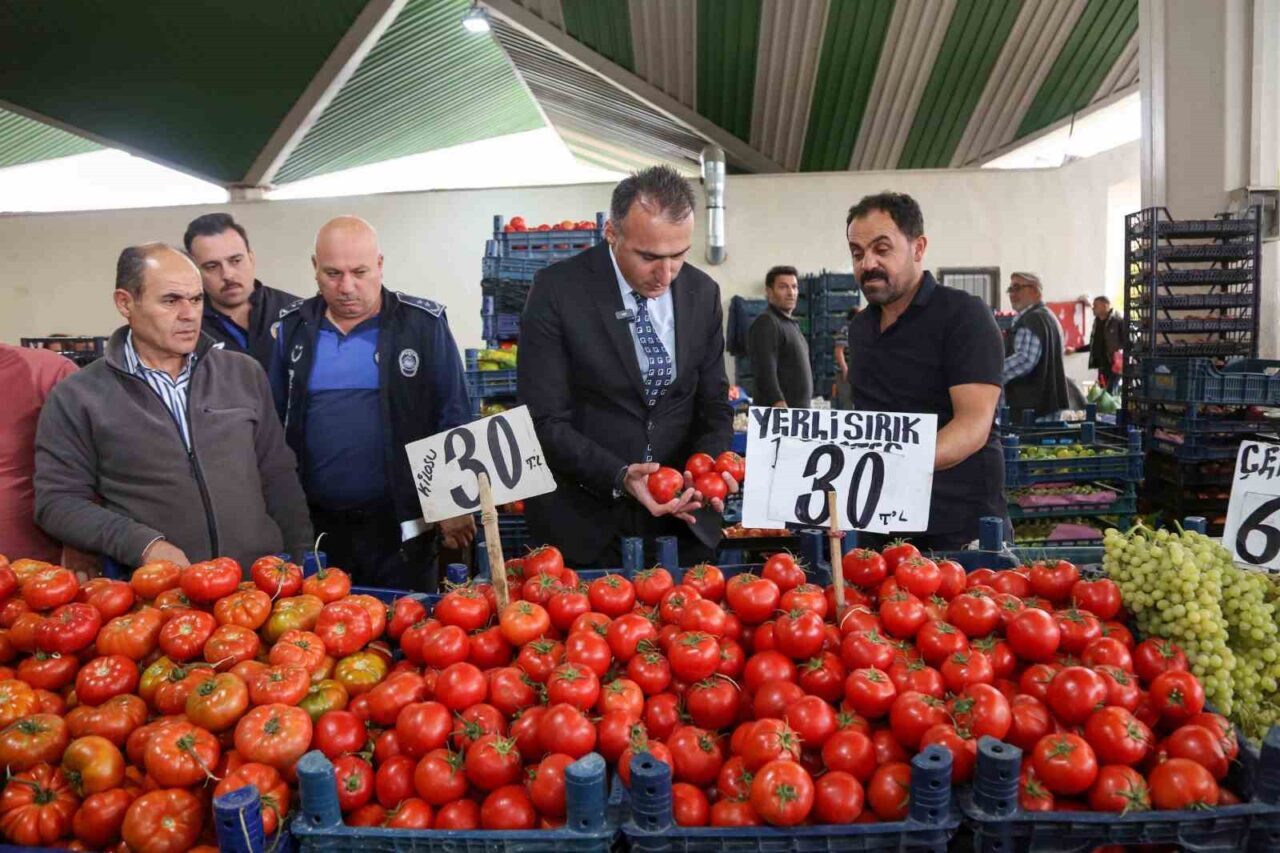 Konya'nın Meram İlçesi'nde Zabıta Müdürlüğü, semt pazarlarında sağlıklı alışverişi güvence