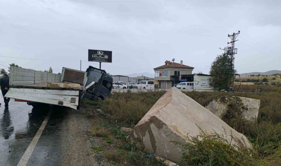 Afyonkarahisar’da Mermer Yüklü Tırın Kazası Sonucu Yaralanan Yok, Maddi Hasar Var Afyonkarahisar'da mermer yüklü tır, kayarak bir akaryakıt istasyonunun duvarına çarptı.