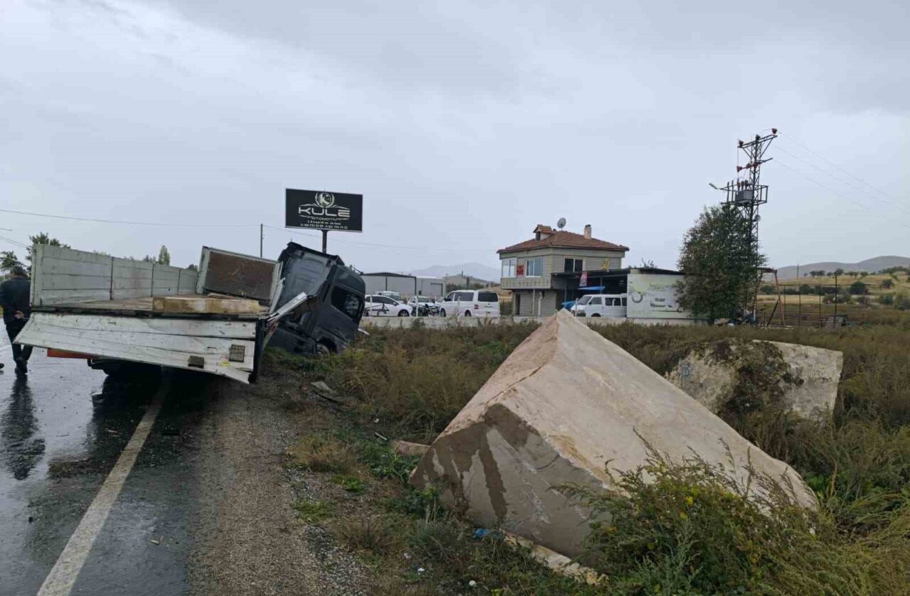 Afyonkarahisar'da mermer yüklü tır, kayarak bir akaryakıt istasyonunun duvarına çarptı.