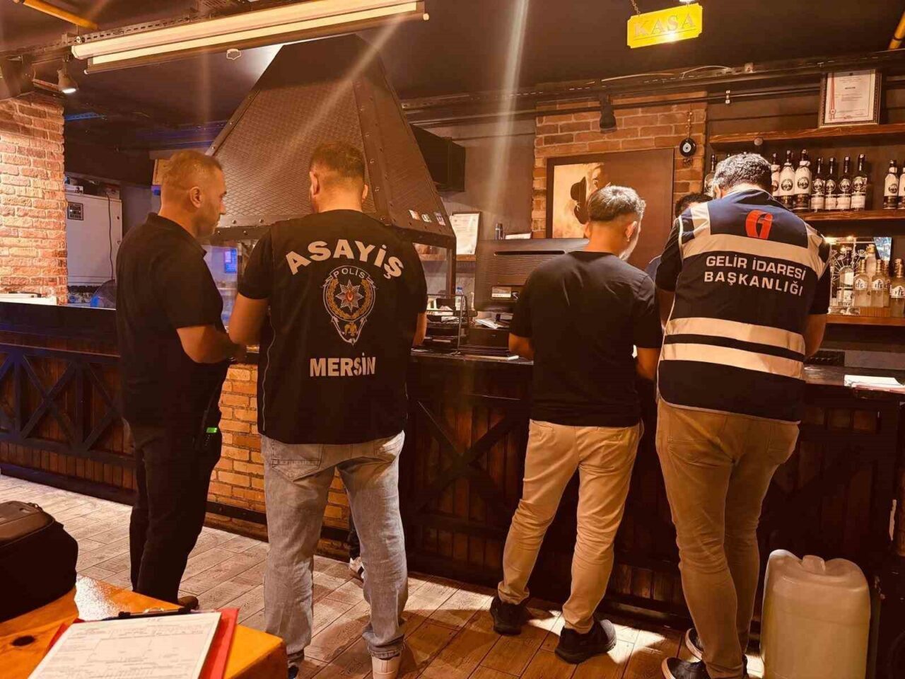 Mersin'de gerçekleştirilen denetimlerde 670 işletmede 18 kaçak yabancı yakalanırken, fuhuşa