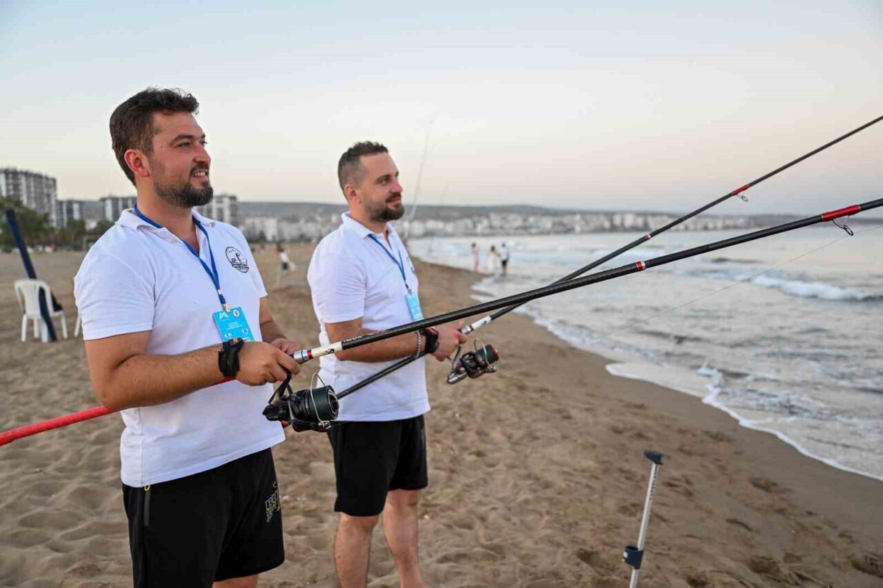 Mersin'de düzenlenen 8. Uluslararası Altın Kanca Surfcasting Turnuvası, 140 sporcunun