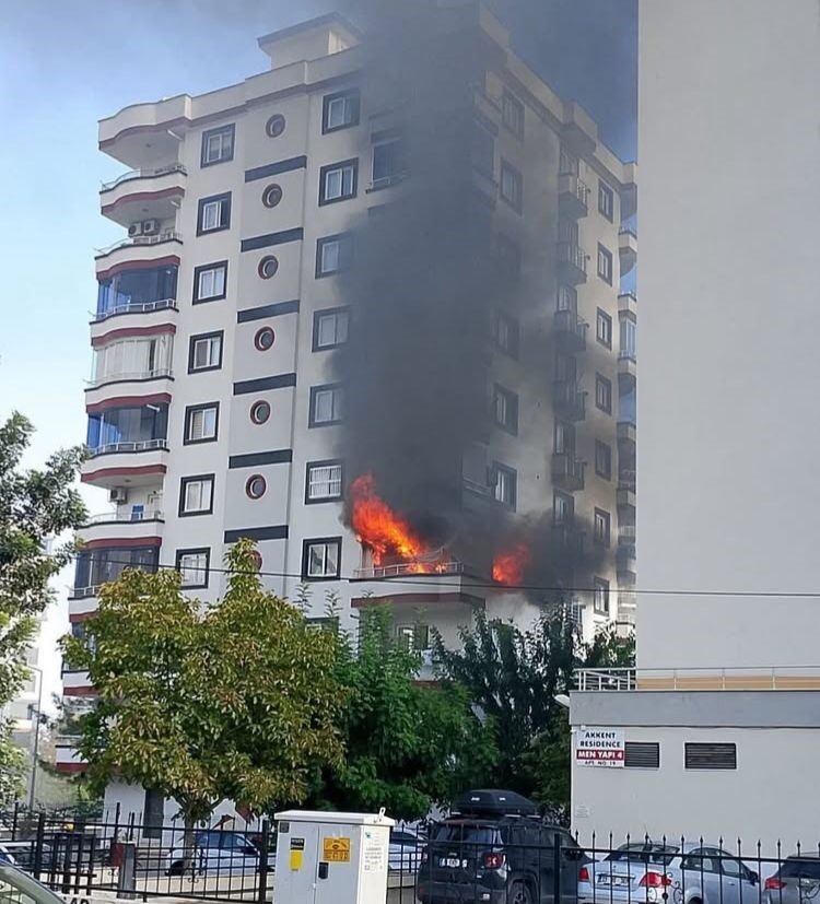 Mersin'in Yenişehir ilçesinde 9 katlı bir binanın 3. katında çıkan