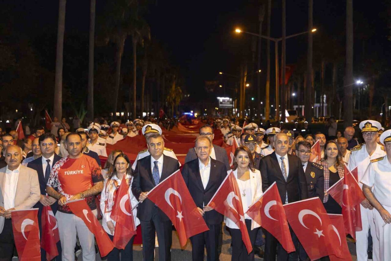 Mersin'de 29 Ekim Cumhuriyet Bayramı kutlamaları çerçevesinde, 102 metre uzunluğundaki