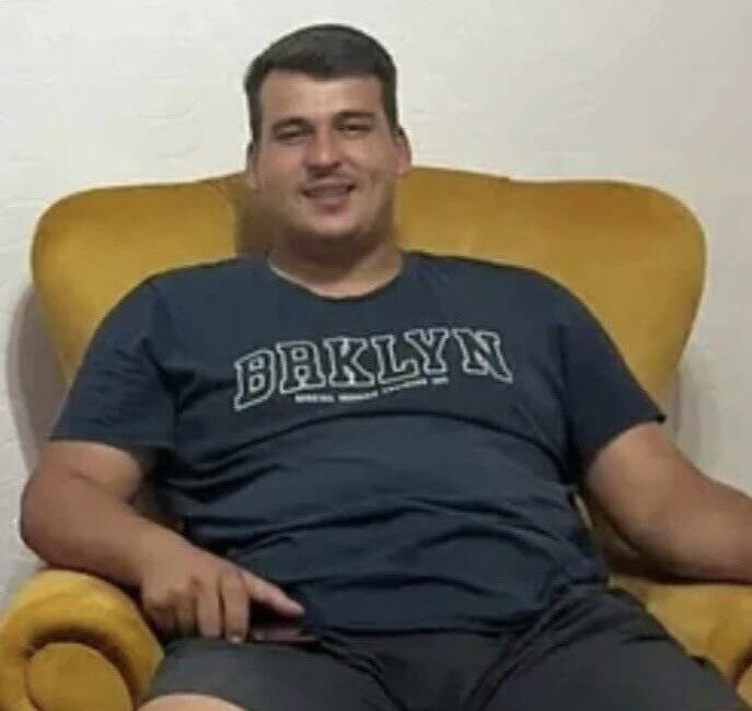 Tarsus’ta Boş Evde 21 Yaşındaki Genç Adamın Cansız Bedeni Bulundu Tarsus’ta boş bir evde 21 yaşındaki Efe Ali Avcı'nın cesedi