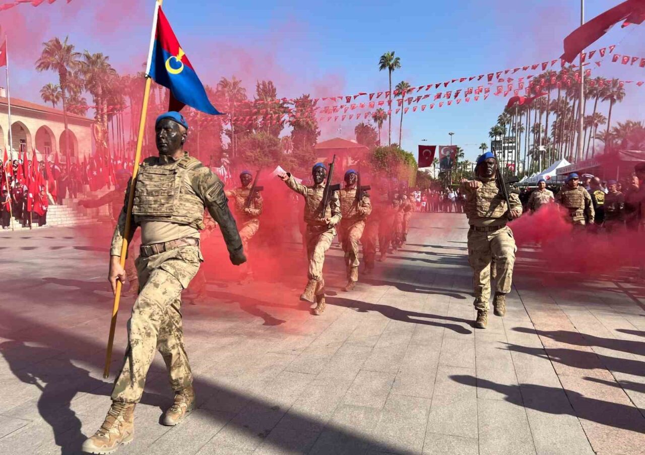 Mersin'de Cumhuriyet Bayramı, Vali Atilla Toros'un tebrikleri kabulü ile başladı.