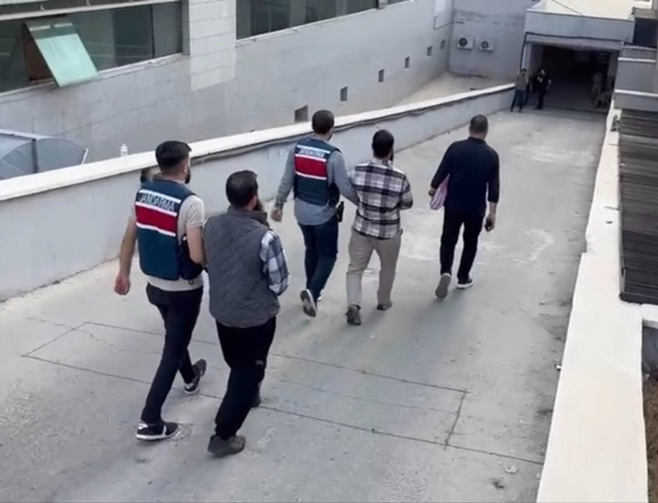 Mersin'de jandarma, DEAŞ’a finans sağladığı belirlenen 2 şüpheliyi yakalayarak tutukladı.