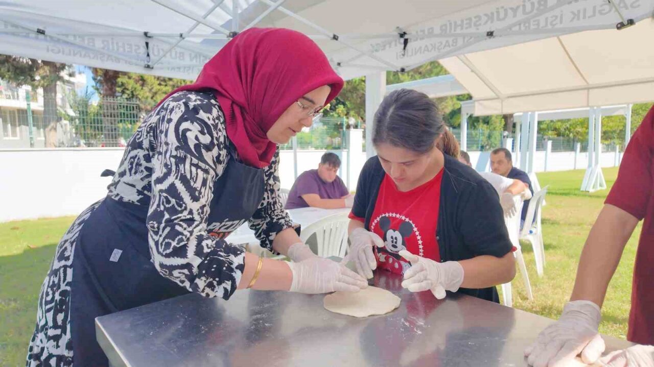 Mersin Büyükşehir Belediyesi Engelsiz Yaşam Parkı'nda düzenlenen pizza yapım etkinliği,