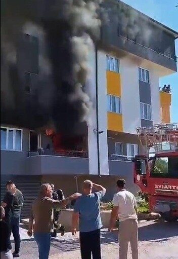 Mersin'in Mut ilçesinde bir evdeki yangın, itfaiye ekipleri tarafından kontrol
