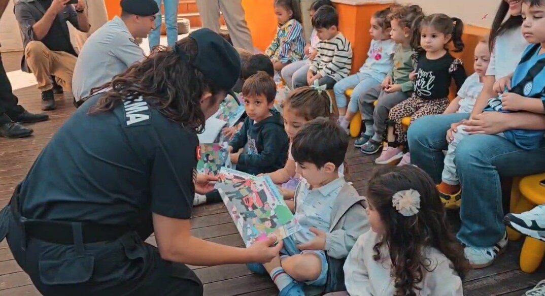 Mersin'in Yenişehir ilçesinde, İl Jandarma Komutanlığı ekipleri öğrencilere yönelik tanıtım