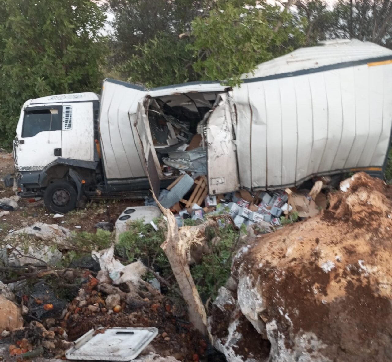 Mersin'in Erdemli ilçesinde bir kamyon, yokuşta freni patlayarak bariyerleri aşarak