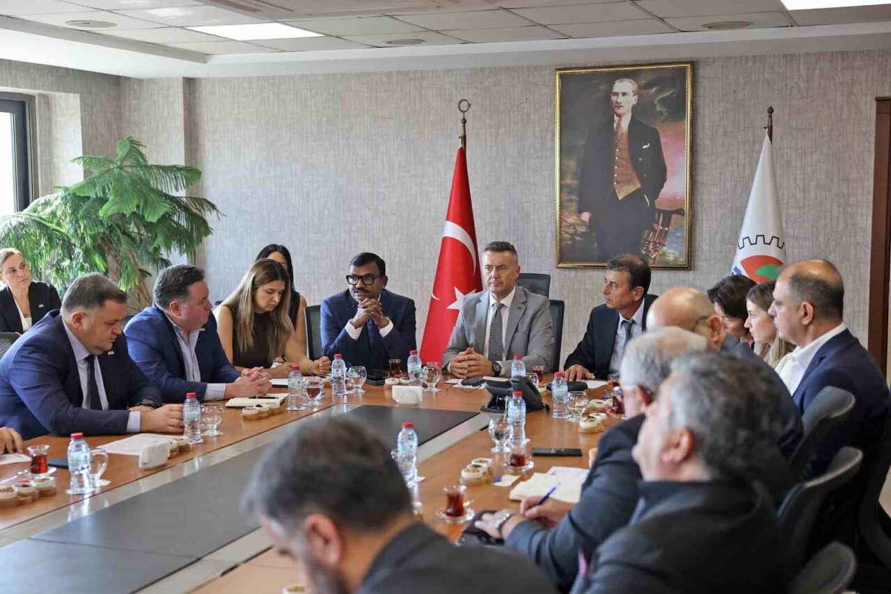 Mersin Ticaret ve Sanayi Odası'nda, Mersin Limanı'ndaki tarifelerin görüşüldüğü toplantıya