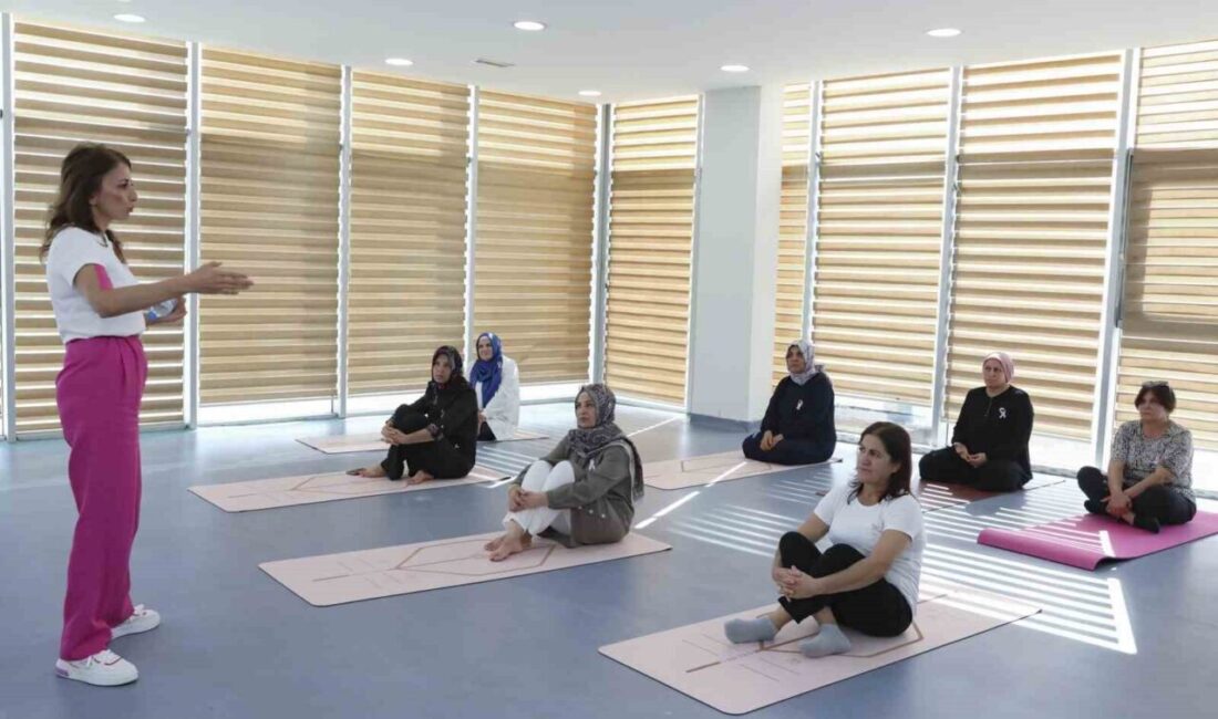 Mersin’de Farkındalık Etkinliği: Kadınlara Meme Kanseri Eğitimi ve Yoga Seansı Düzenlendi Mersin Büyükşehir Belediyesi, meme kanseri farkındalığını artırmak için etkinlik düzenleyerek