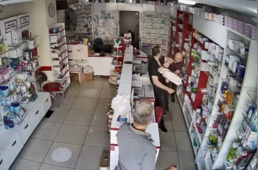 Mersin'in Erdemli ilçesinde İsmail T., muadil ilaç verildiği iddiasıyla eczacı