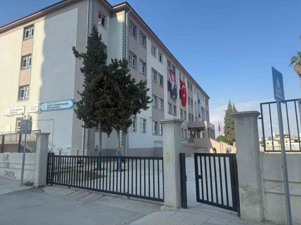 Mersin'in Tarsus ilçesindeki Şehit Sabri Acem Ortaokulu'nda, kantinde yedikleri patatesli