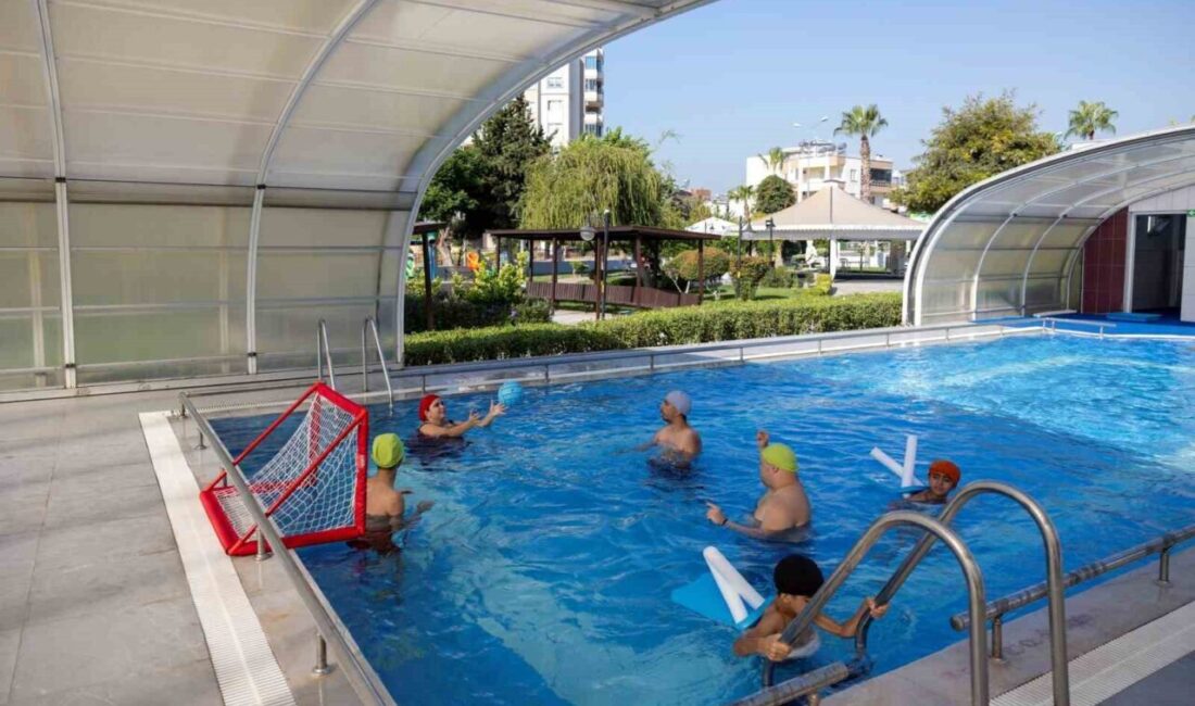 Mersin Büyükşehir Belediyesi, Engelsiz Yaşam Parkı'nda düzenlediği yaz yüzme eğitimleriyle