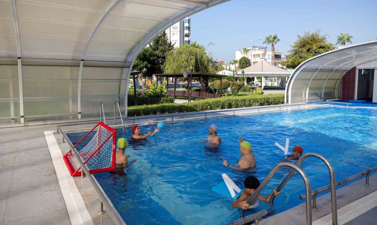 Mersin Büyükşehir Belediyesi, Engelsiz Yaşam Parkı'nda düzenlediği yaz yüzme eğitimleriyle
