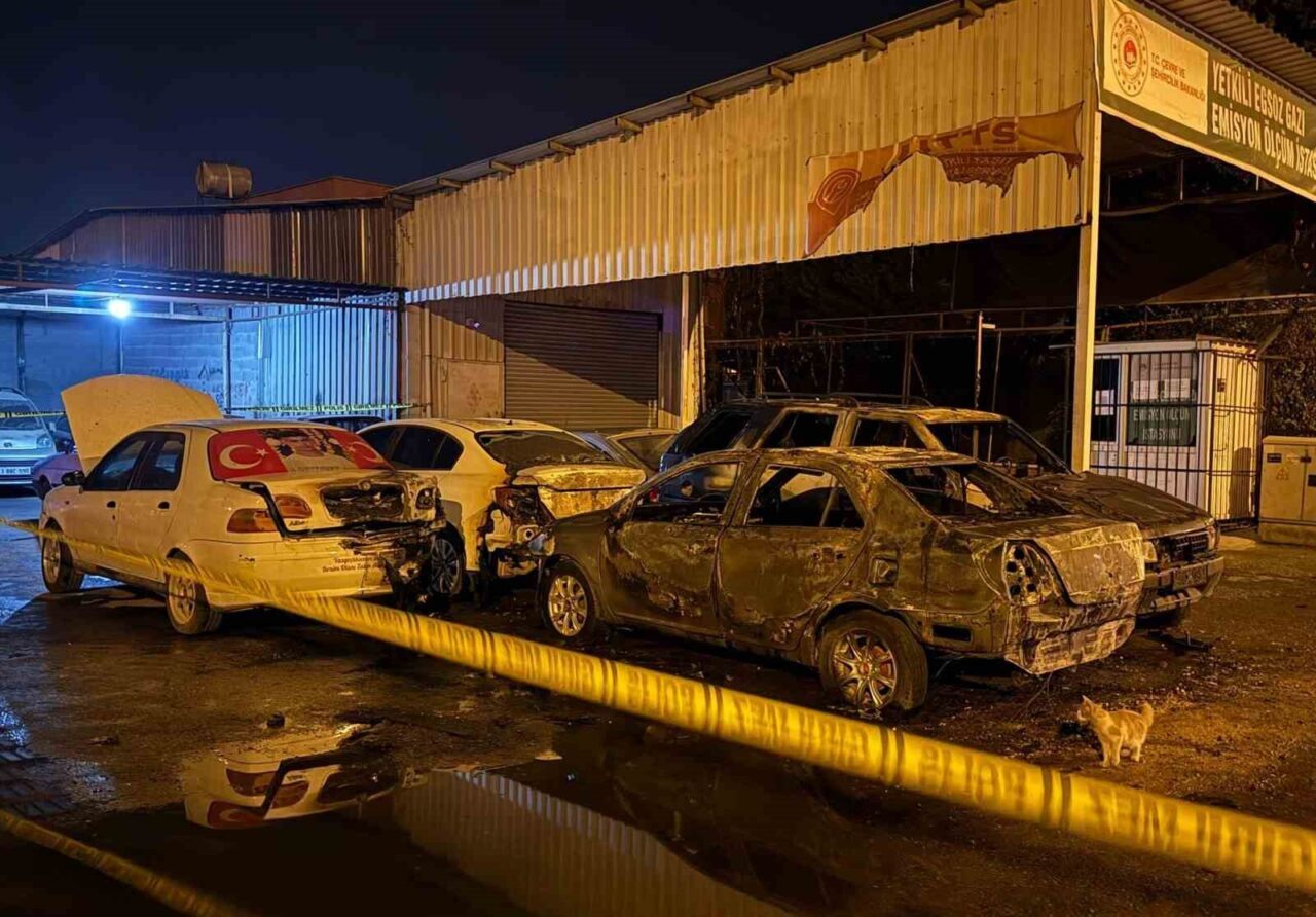 Tarsus’ta Park Halindeki 5 Araç Kundaklandı: Şüpheli Aranıyor