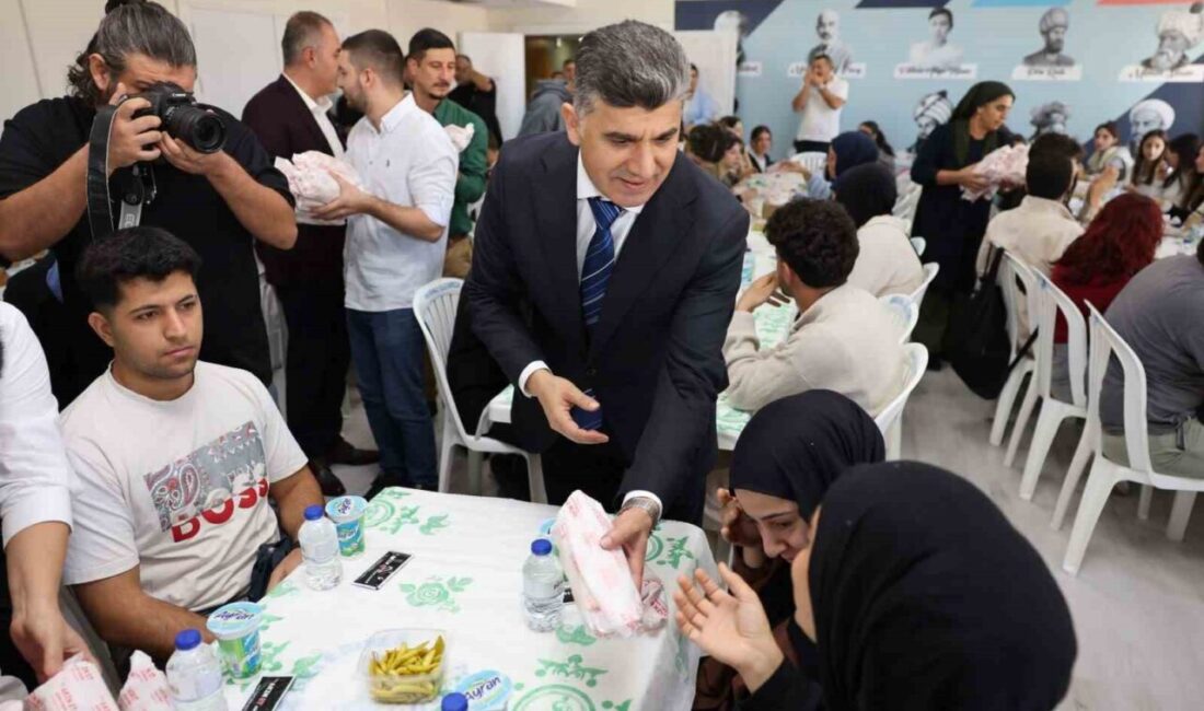 Akdeniz Kaymakamı Zeyit Şener, üniversiteye hazırlanan öğrenciler için etkinlik düzenledi.