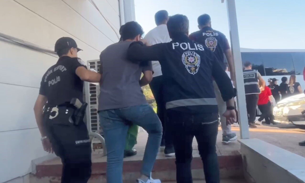 Mersin'de sosyal medya üzerinden dolandırıcılık yapan bir çete, İl Emniyet