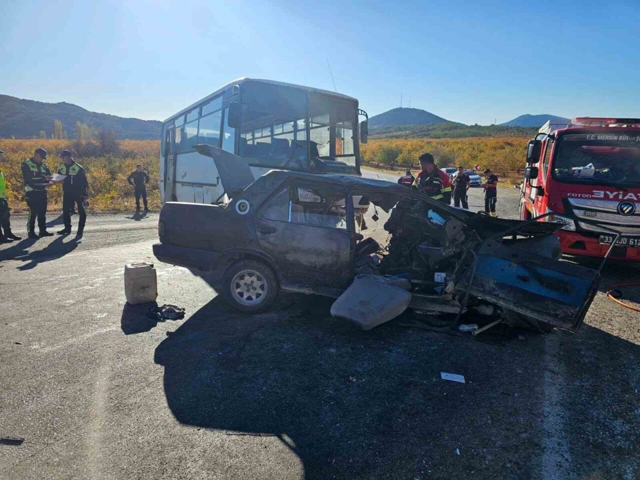 Mersin'in Gülnar ilçesinde tarım işçilerini taşıyan midibüs ile otomobilin çarpışması
