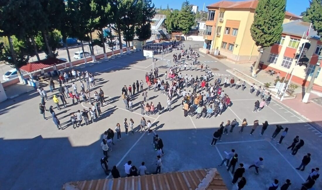 Mersin’deki Okullarda Eş Zamanlı Tahliye Tatbikatları Gerçekleştirildi Mersin genelindeki okullar, Milli Eğitim Bakanlığı'nın "Yeşil Vatan-Benim Okulum Geleceğe