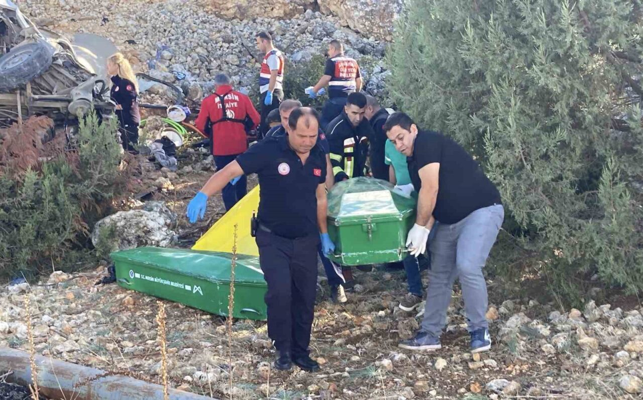 Mersin'in Erdemli ilçesinde tarım işçilerini taşıyan minibüsün şarampole düşmesi sonucu