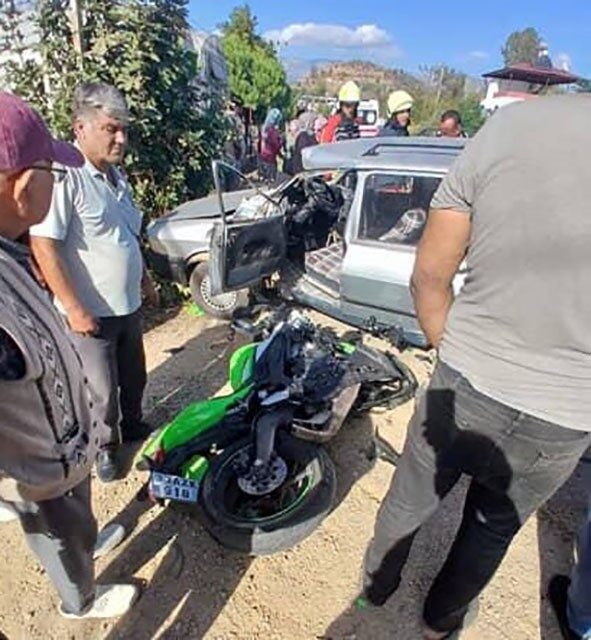 Mersin'in Anamur ilçesinde meydana gelen kazada, motosiklet ve otomobilin çarpışması