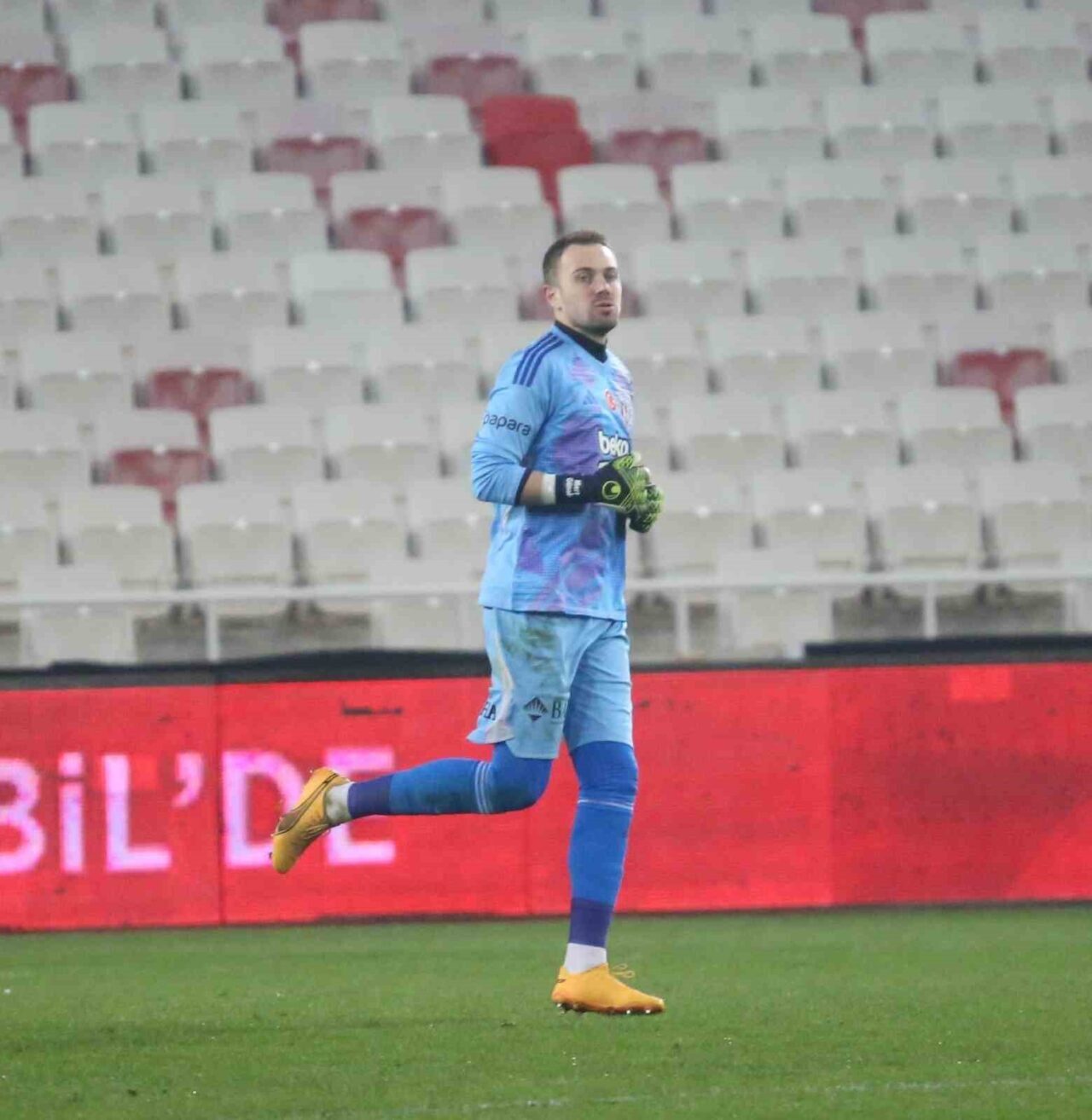 Beşiktaş kalecisi Mert Günok, kaptanlık değişikliğini sakin bir şekilde karşıladığını,