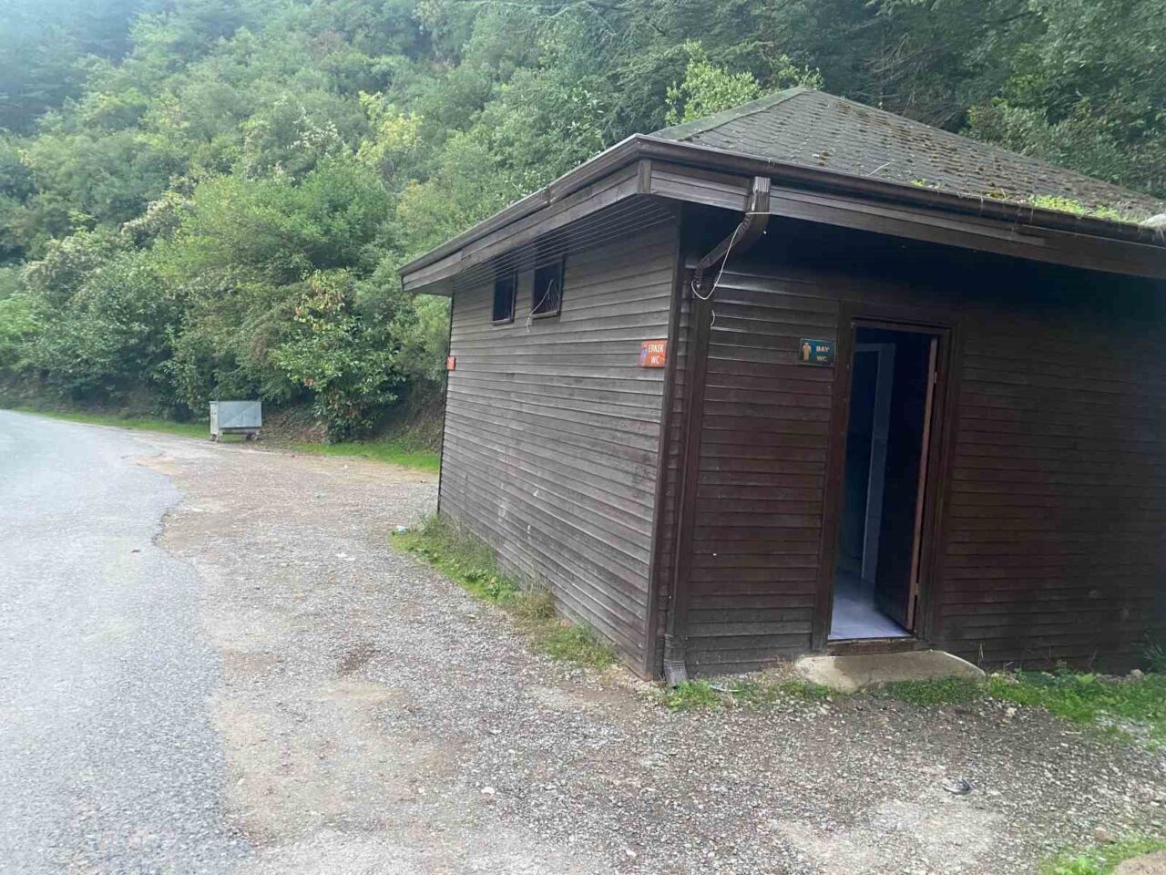 Kocaeli'nin Derince ilçesindeki Çınarlıdere Mesire Alanı'nda bulunan şadırvan kimliği belirsiz