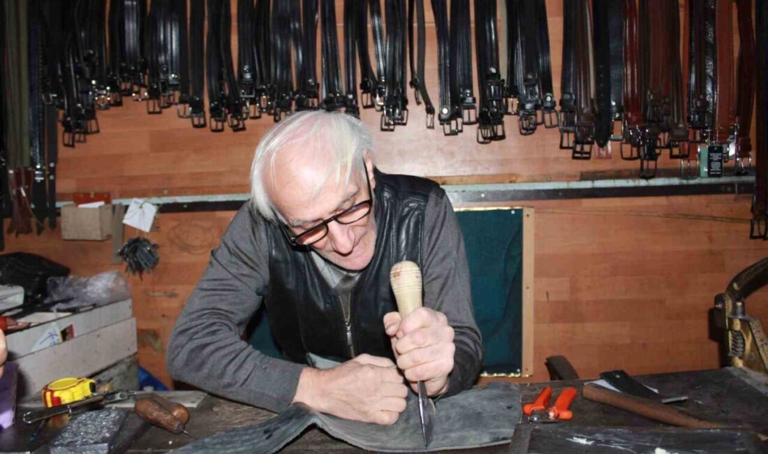 Siirt’te 50 Yıldır Saraciye Mesleğini Sürdüren 60 Yaşındaki Usta, Teknolojik Değişime Rağmen Geleneksel El İşçiliğini Tercih Ediyor Siirt'te 60 yaşındaki Aydın Kılıç, 10 yaşında başladığı saraciye mesleğini