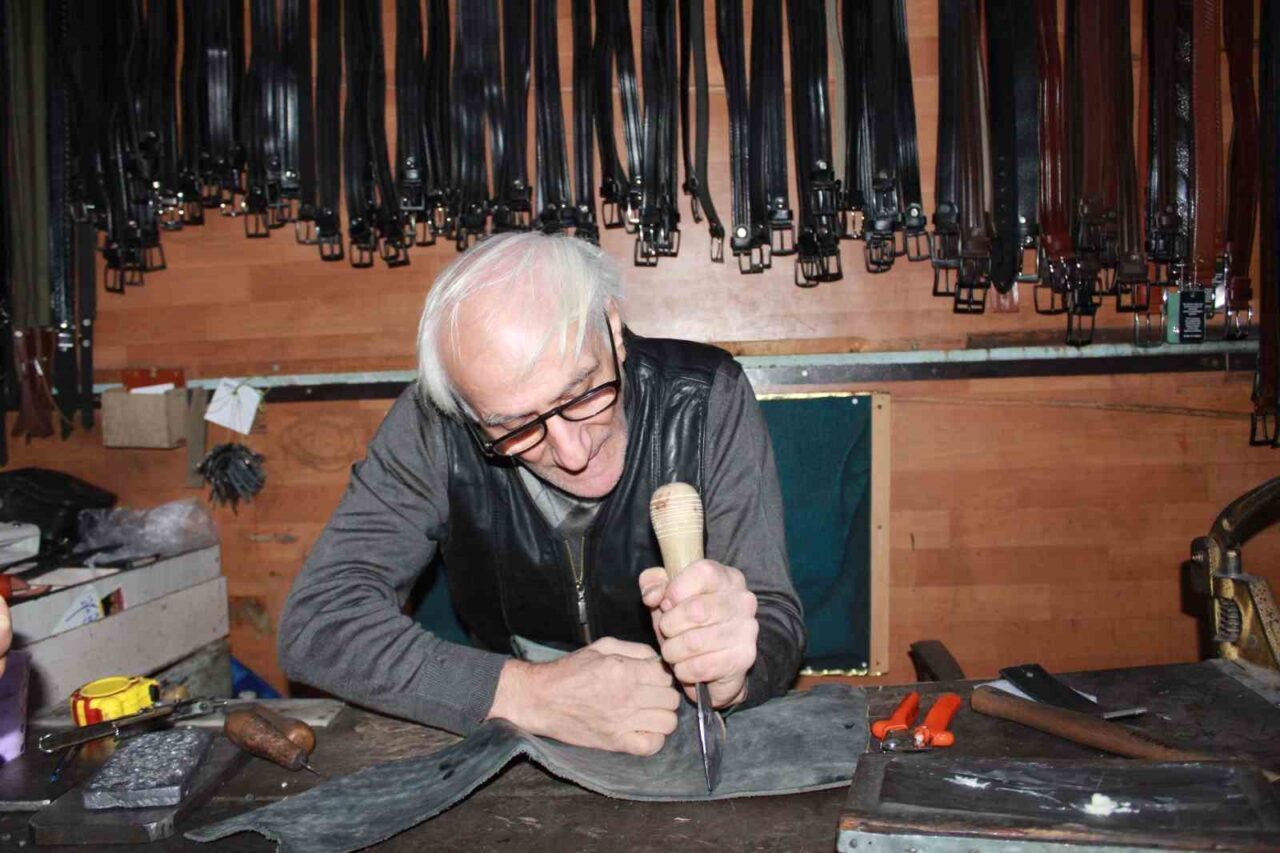 Siirt'te 60 yaşındaki Aydın Kılıç, 10 yaşında başladığı saraciye mesleğini
